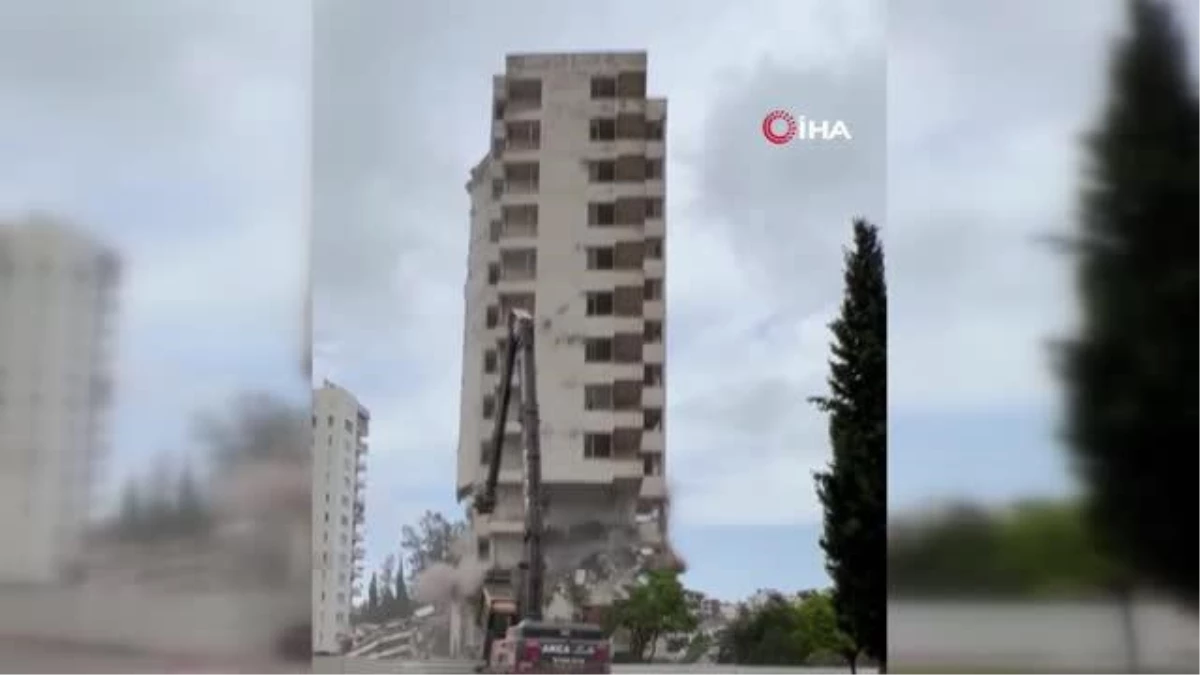Antalya\'da 14 katlı iki bina 40 metre uzaktaki iş makinası tarafından böyle yıkıldı