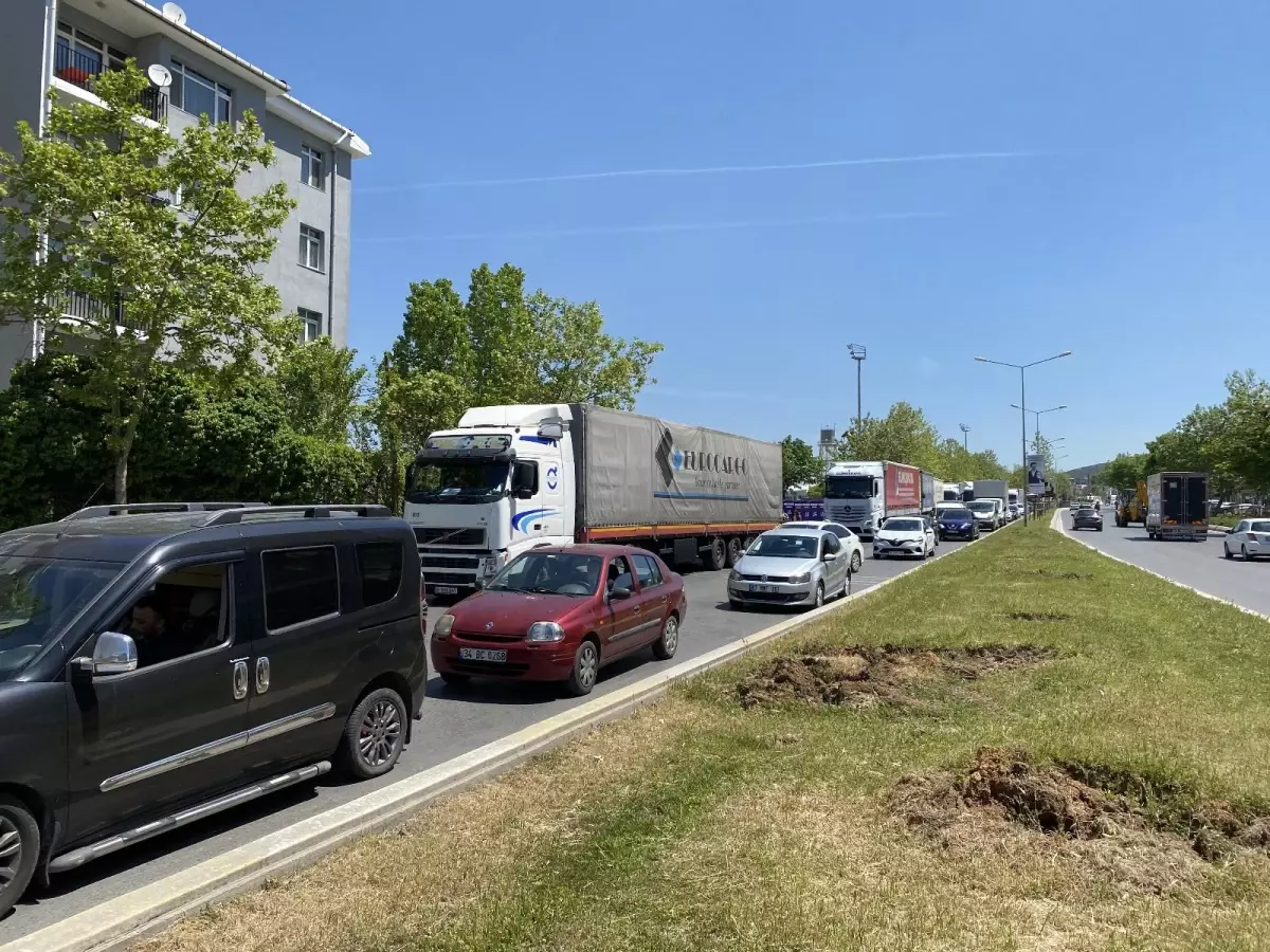 Ataşehir\'in bitmeyen çilesi: Gümrükte tır kuyrukları