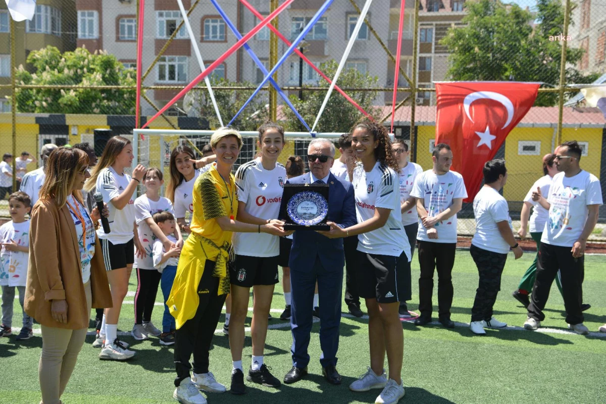 Engelli vatandaşlarla Beşiktaş Kadın Futbol takımı Survivor yarışması yaptı