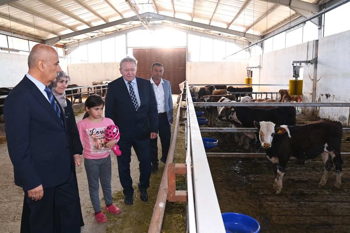Bakan Kirişci, Janusz Wojciechowski ile besi çiftliğini ziyaret etti