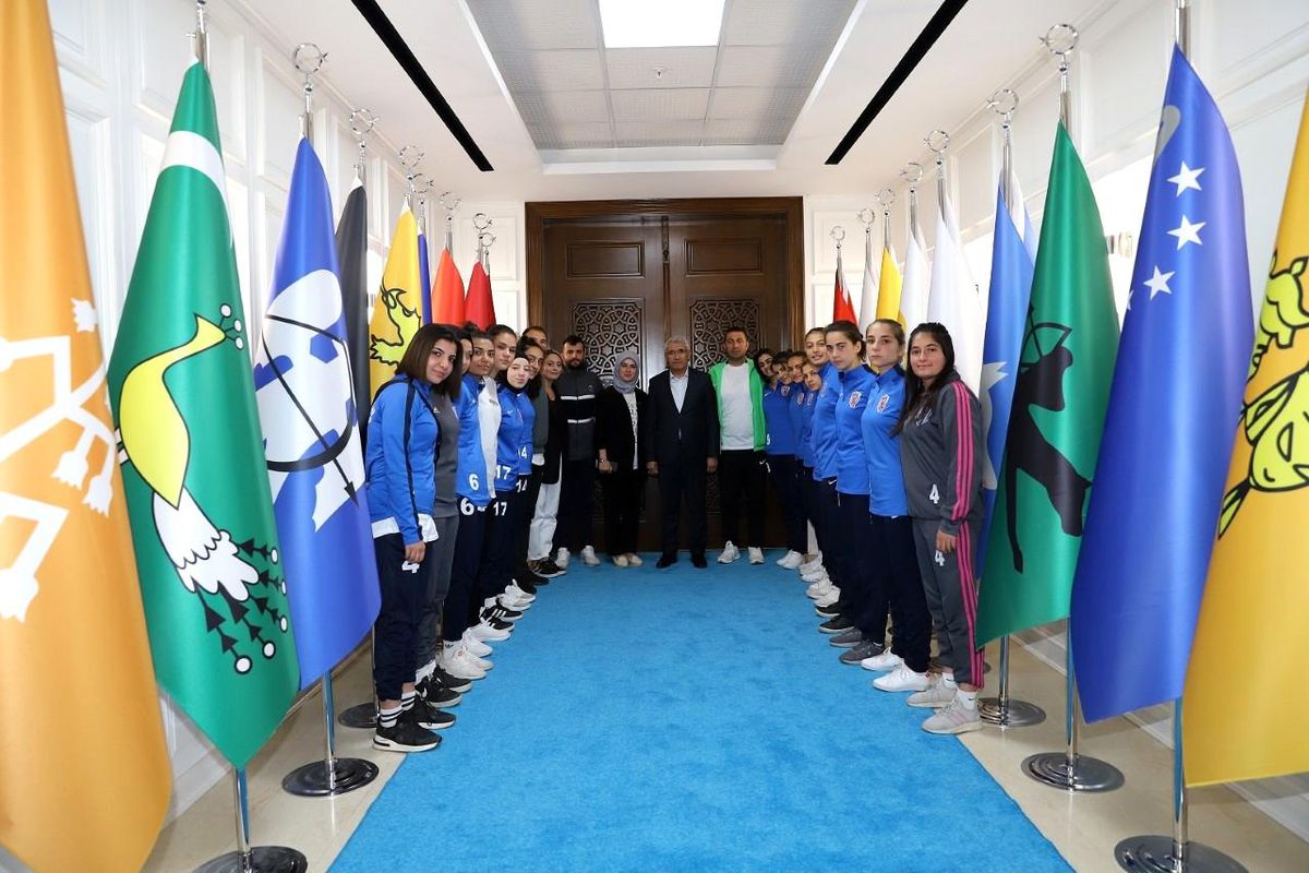 Bayan futbolculardan Başkan Güder'e 2.Lig sözü