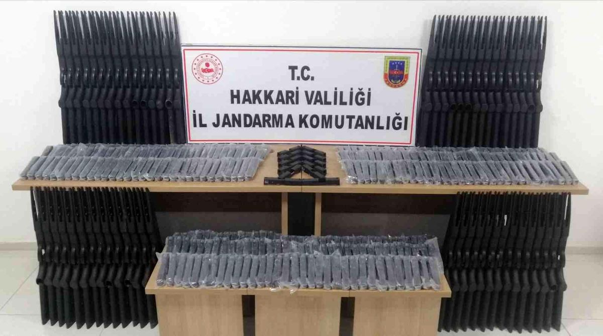 Son dakika haberi: Hakkari\'de çalılık alana gizlenmiş silah parçaları ele geçirildi