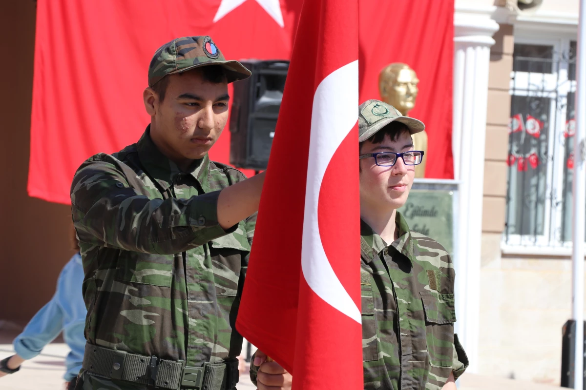 Edirne\'de engelli öğrencilere "asker kınası" yakıldı