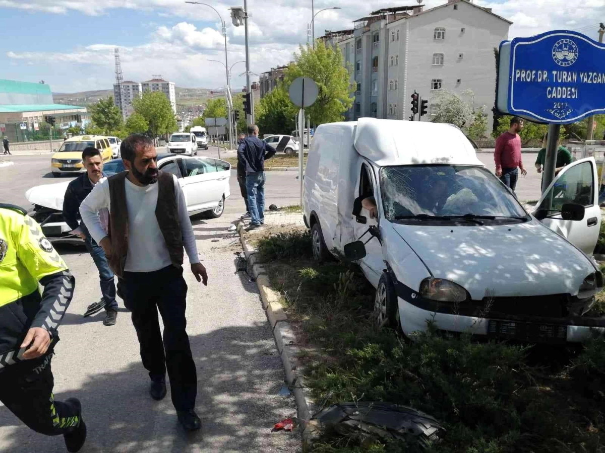 Elazığ\'da trafik kazası: 4 yaralı