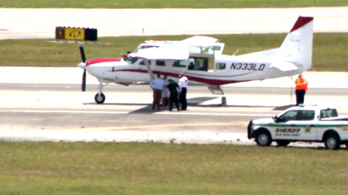 Florida\'da pilotu kendinden geçen uçağı, hiç uçuş eğitimi olmayan bir yolcu indirdi