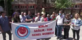 İzmir'de Hemşirelere Çiçekli Kutlama. Birlik Sağlık-Sen: '15 Yıl Önce 3 Asgari Ücret Alan Hemşireler Bugün Asgari Ücrete Mahkum Edilmiştir'