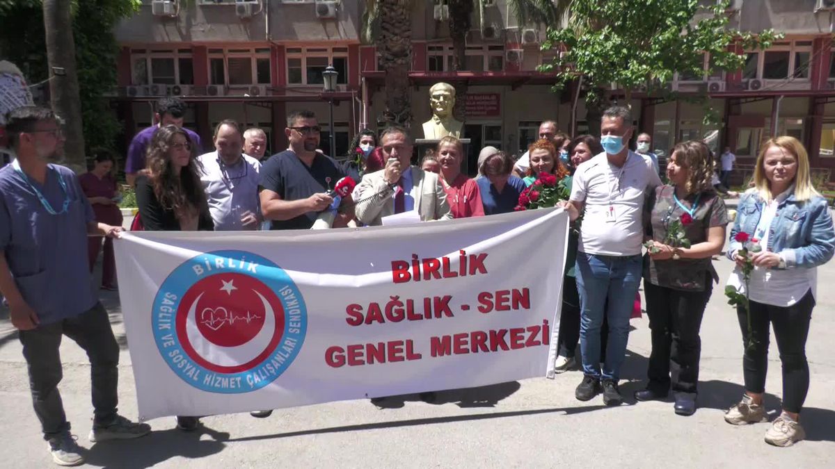 İzmir'de Hemşirelere Çiçekli Kutlama. Birlik Sağlık-Sen: '15 Yıl Önce 3 Asgari Ücret Alan Hemşireler Bugün Asgari Ücrete Mahkum Edilmiştir'