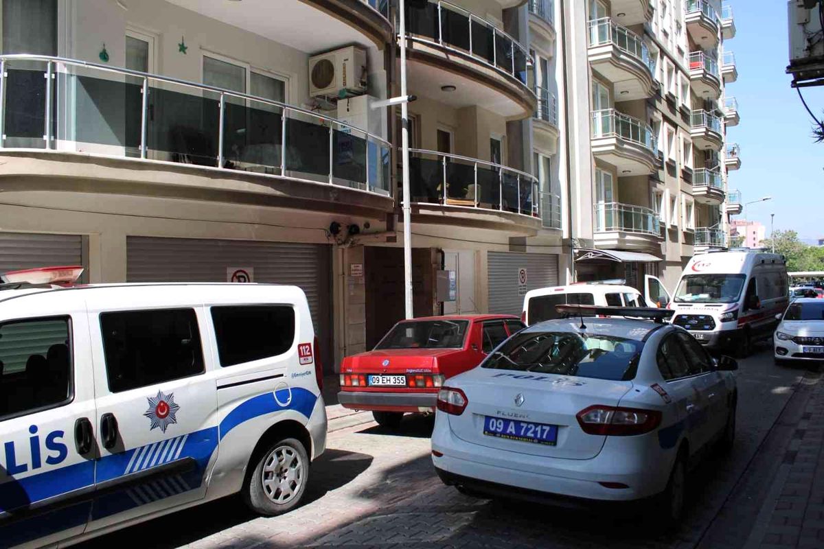 Kendisini almaya gelen polislere, bıçakla direndi