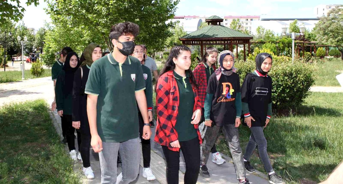 Lise öğrencileri, üniversiteyi gezerek tanıdı