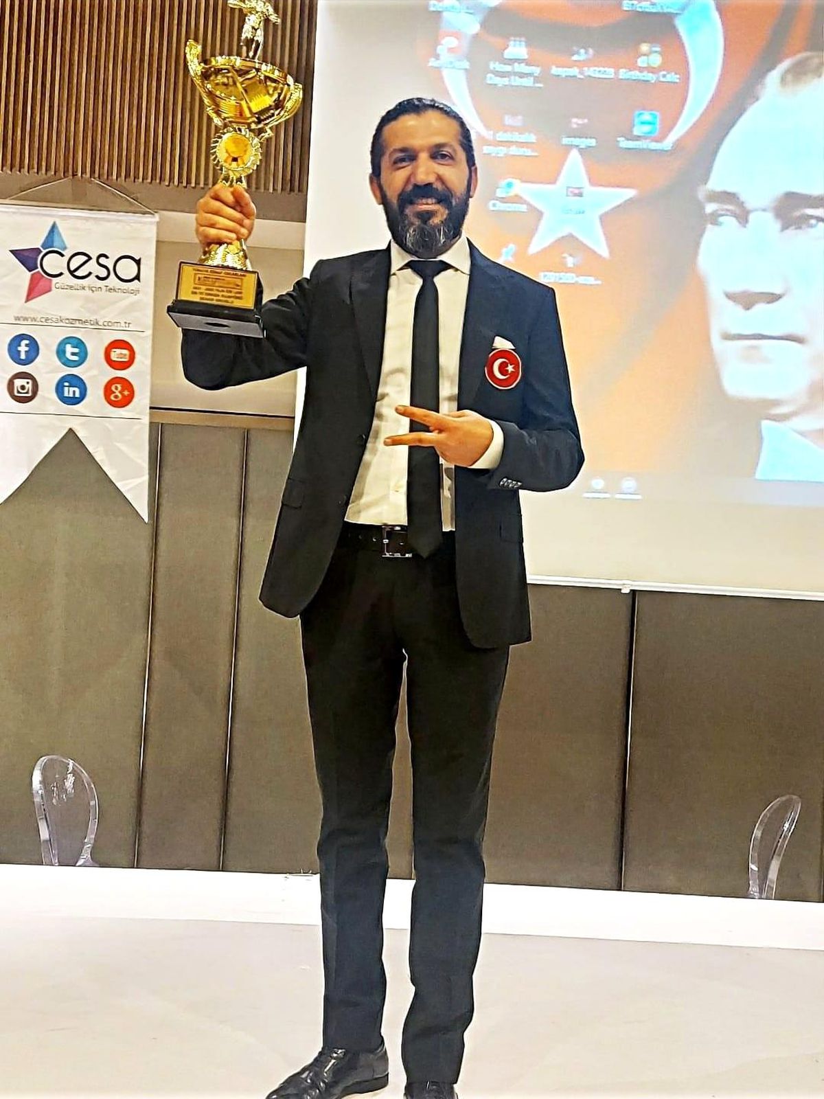 Malatyalı Kuaför Eroğlu'na başarı kupası