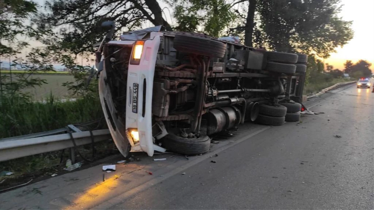 Manisa\'da otobüsle kamyonun çarpışması sonucu iki kişi yaralandı