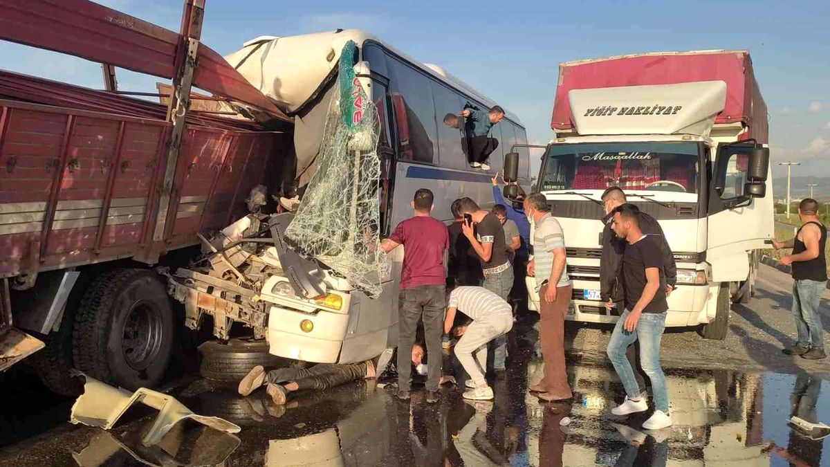 Manisa\'daki işçi servisi kazasında yaralanan 35 işçi taburcu edildi