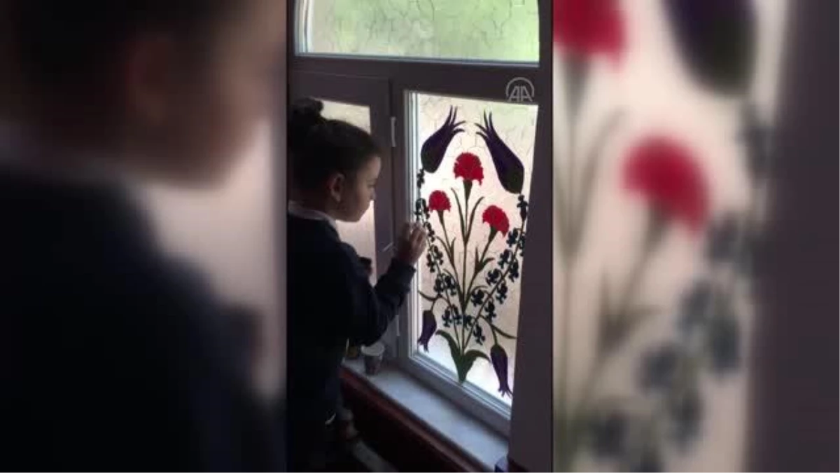 Marmaris\'te ortaokul öğrencileri camilerin pencerelerini vitrayla süsledi