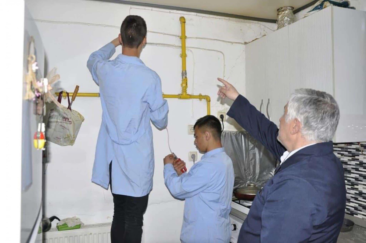 Safranbolu\'da yaşlı ve engellilerin tadilat işlerini meslek liseliler yapıyor