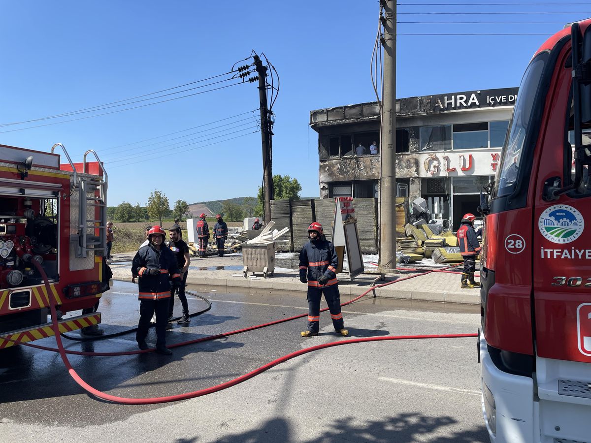 Sakarya\'da yapı malzemesi satılan iş yeri yangında hasar gördü