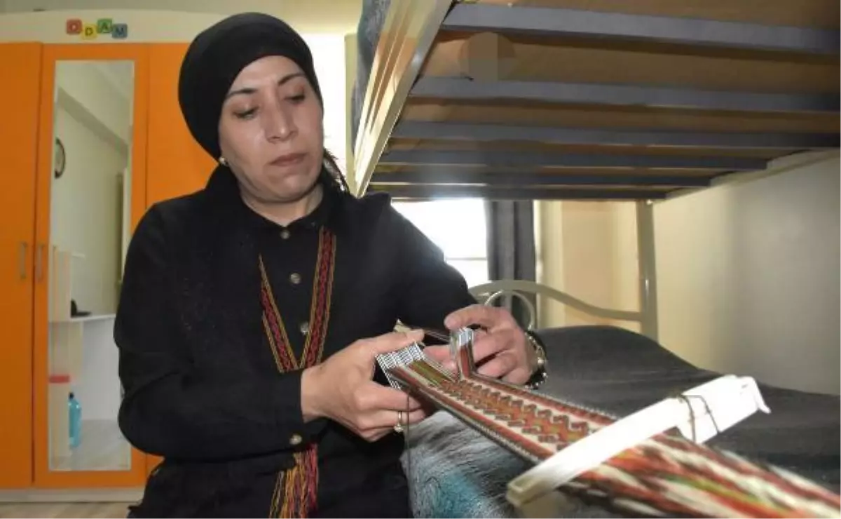 TARİHİ MİLATTAN ÖNCEYE DAYANAN \'ÇARPANA\' DOKUMACILIĞINI YAŞATIYOR