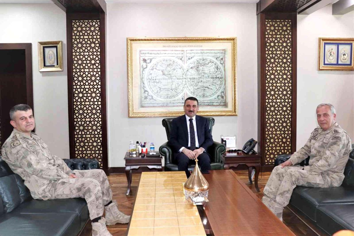 Tuğgeneral Okyar, Siirt Valisi Hacıbektaşoğlu\'nu ziyaret etti