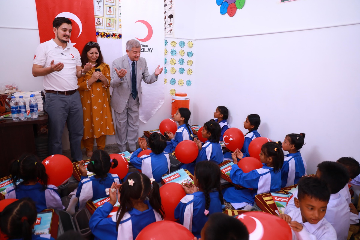 Türk Kızılaydan Pakistan\'daki Arakanlı çocuklara eğitim yardımı