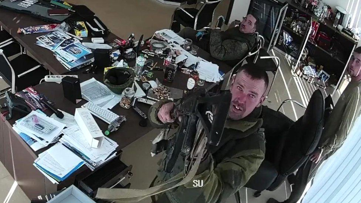 Ukrayna savaşı: BBC\'ye ulaşan video kayıtlarında Rus askerlerin silahsız sivilleri öldürdüğü görülüyor