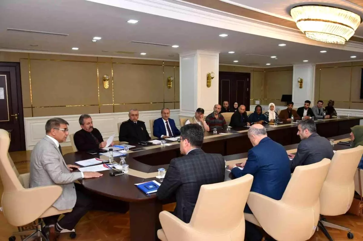 Vali Gürel, uluslararası öğrencilerinin kanaat önderleri ile toplantıda görüştü