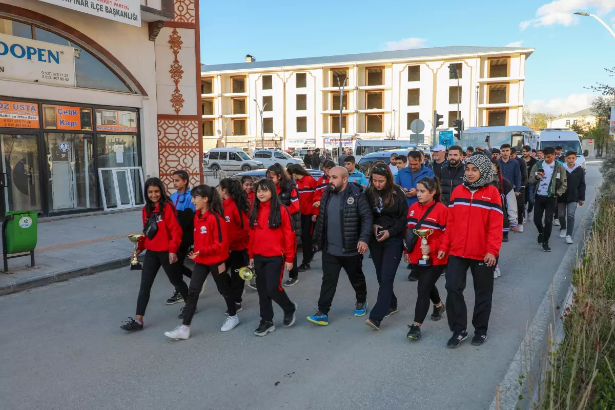 Gürpınar Belediyesi\'nden yıldız sporcular için kutlama gecesi