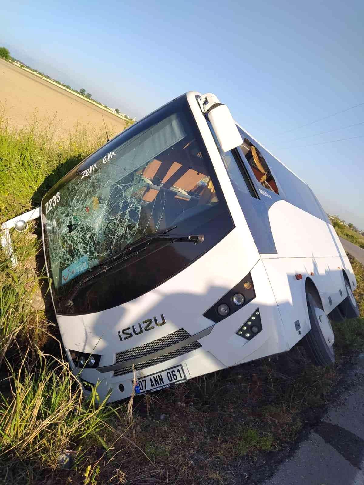 Son dakika haberleri: Yoldan çıkan midibüs yan yattı: 4 yaralı