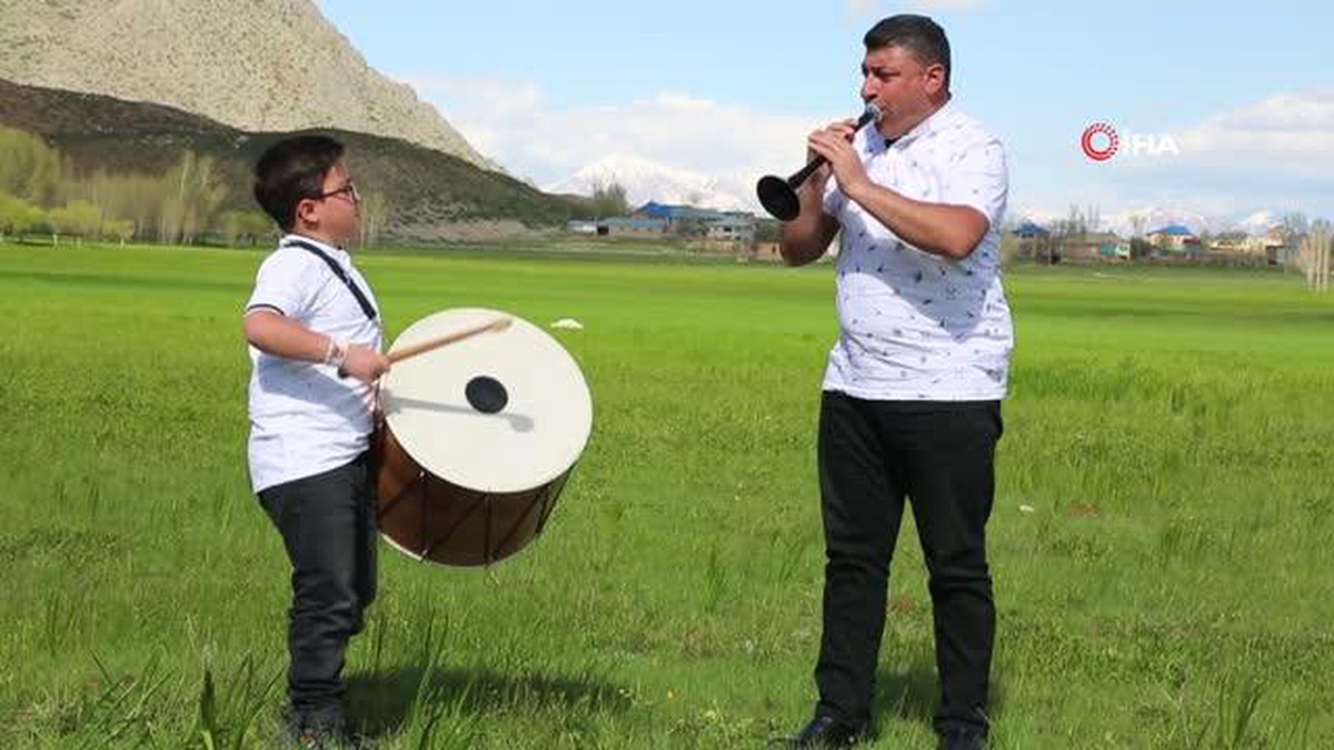 Zurna çalan babasına davuluyla eşlik eden 9 yaşındaki Ali, profesyonellere taş çıkartıyor
