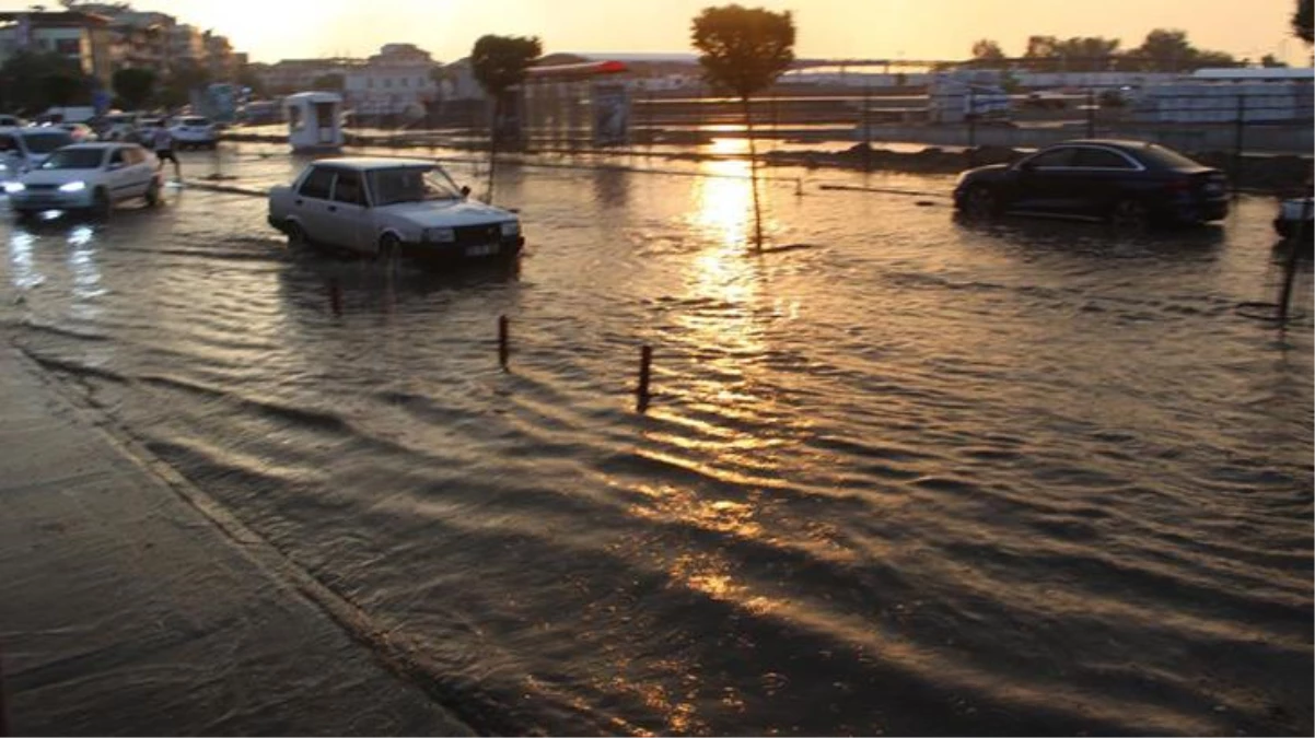Manisa\'da 20 dakikalık yağış caddeleri sular altında bıraktı!