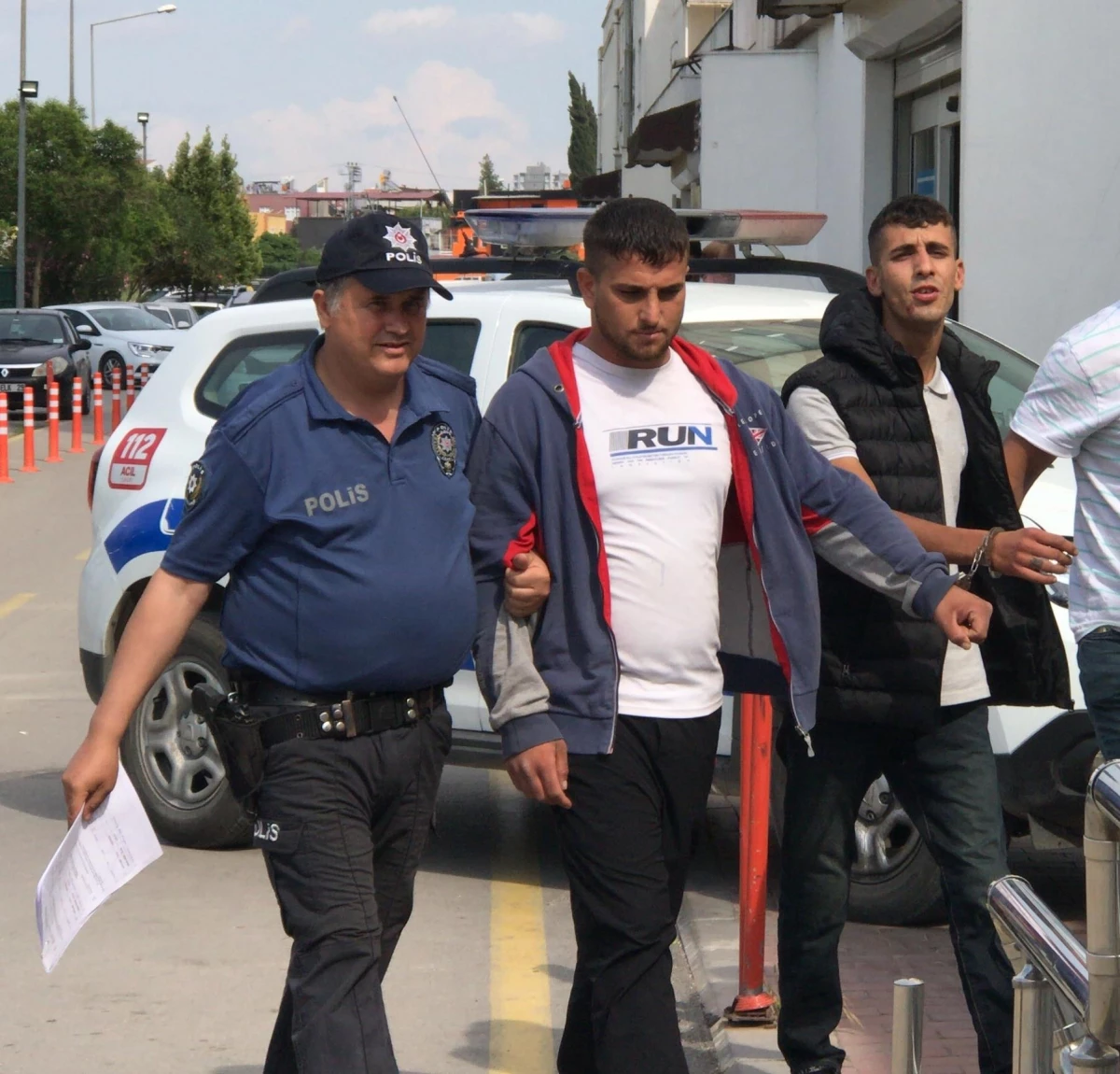 Son dakika haberleri! Adana\'da kalaşnikofla yakalanan 2 zanlıdan 1\'i tutuklandı