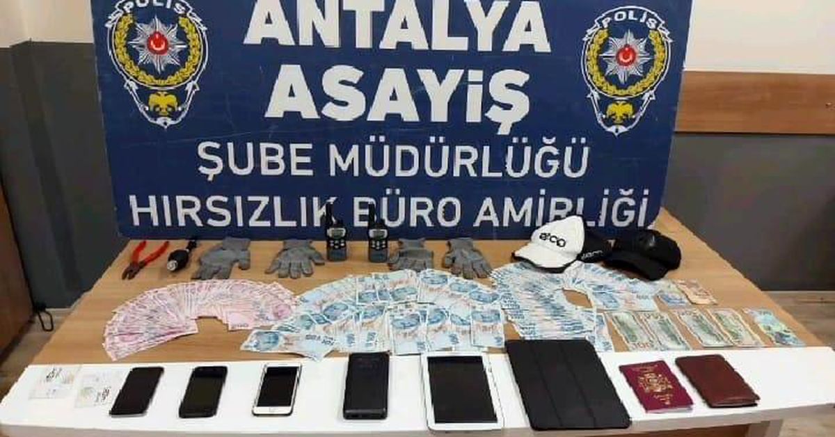 Antalya\'da bir araçtan 60 bin lira çalan hırsızlar İzmir\'de yakalandı