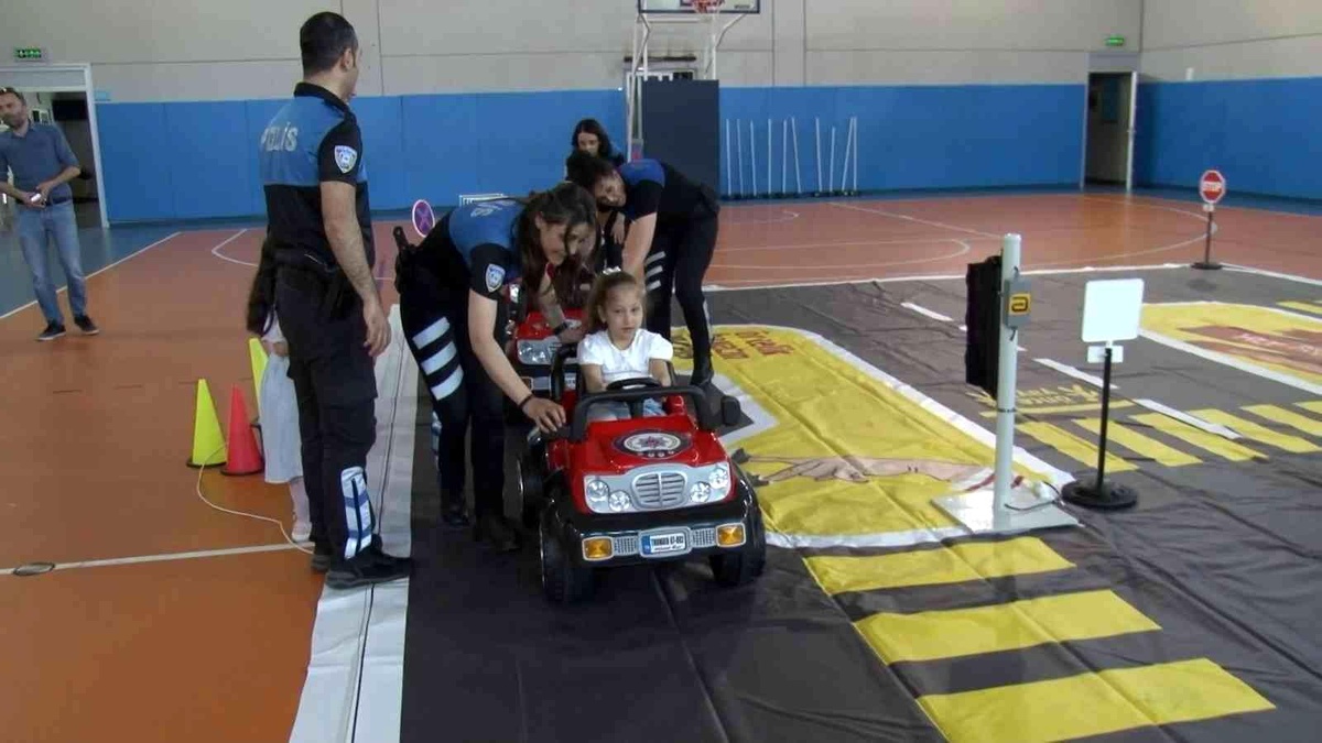 Ataşehir\'de anaokulu öğrencilerine trafik eğitimi