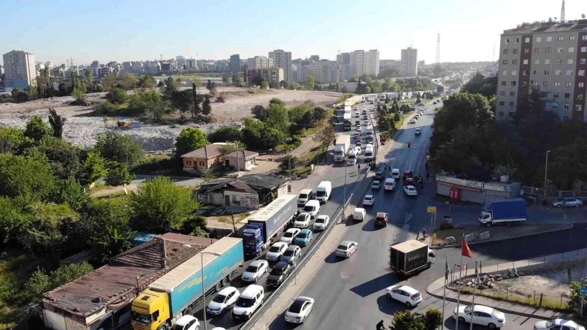 Ataşehir\'de yolu kilitleyen tır trafiği 10 gündür devam ediyor, "Bir ülkeden bir ülkeye bir günde gidiyoruz, ama burada bir günde gümrüğe giremiyoruz"
