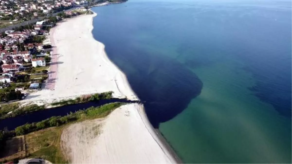 ATIKLARLA SİYAHA DÖNÜŞEN KINIKLI DERESİ MARMARA DENİZİ\'NE AKIYOR