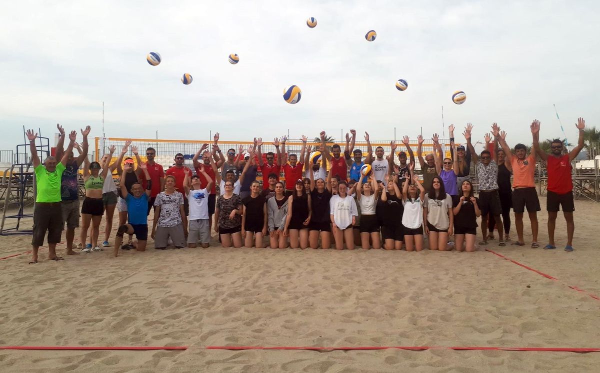 Aydın\'ın Kuşadası ilçesinde plaj voleybolu semineri yapıldı