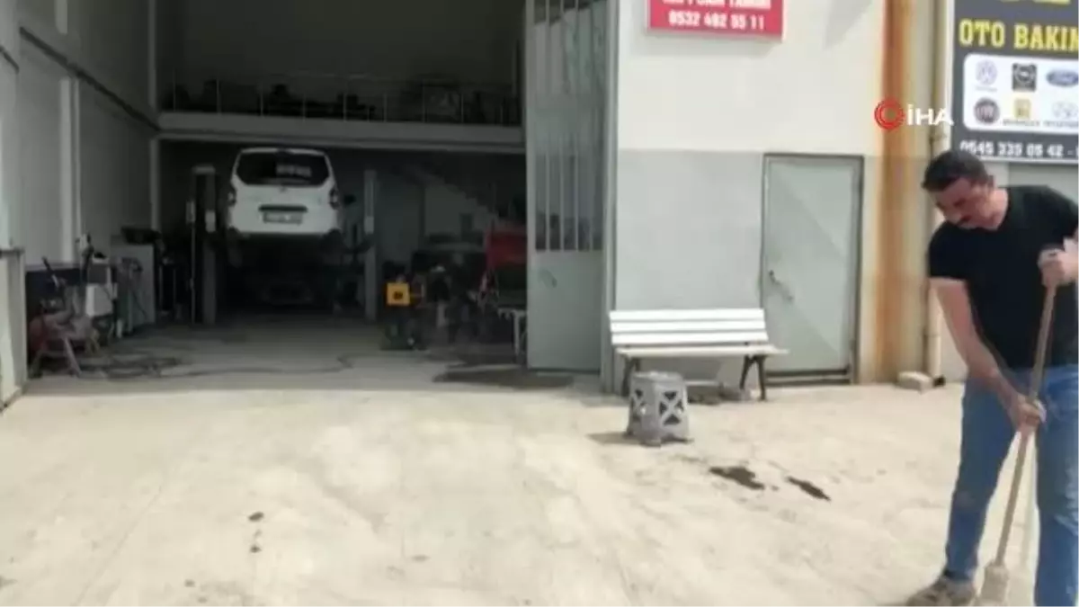 Baba-oğul kaportacılık mesleğini devam ettiriyor