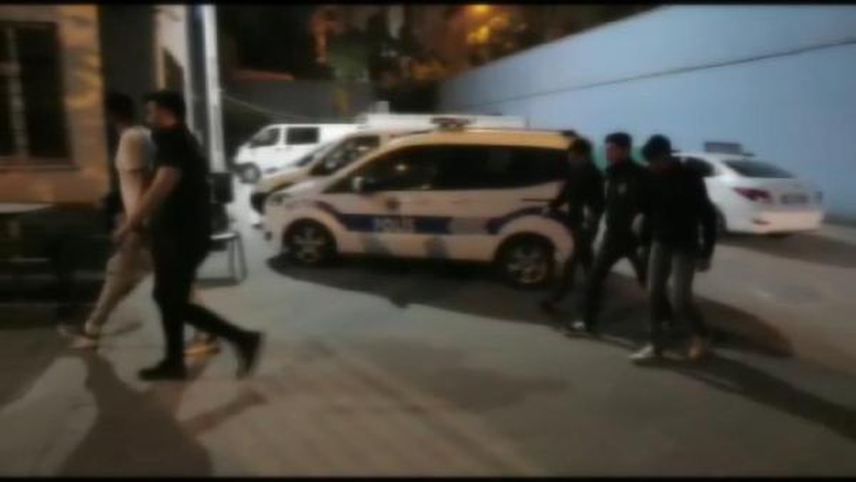 Son dakika... BAĞCILAR\'DA ASKER EĞLENCESİNDE KALABALIĞA ARACIYLA GİREN SÜRÜCÜYÜ DÖVENLER YAKALANDI