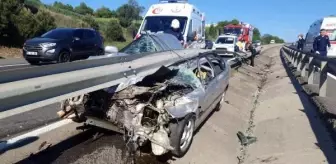 Bariyerlerin arasına sıkışan otomobilin sürücüsü yaralandı