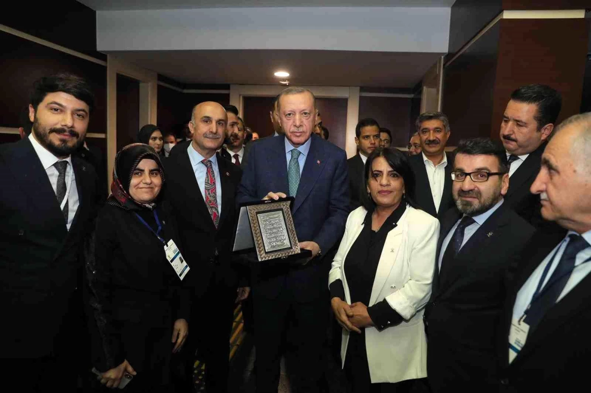 Batman\'da yapılan işlemeli tablo Cumhurbaşkanı Erdoğan\'a hediye edildi