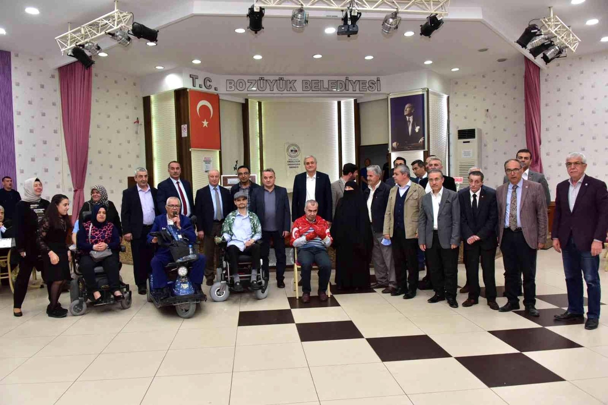 Bozüyük\'te engelli gençlerin ellerine asker kınası yakıldı
