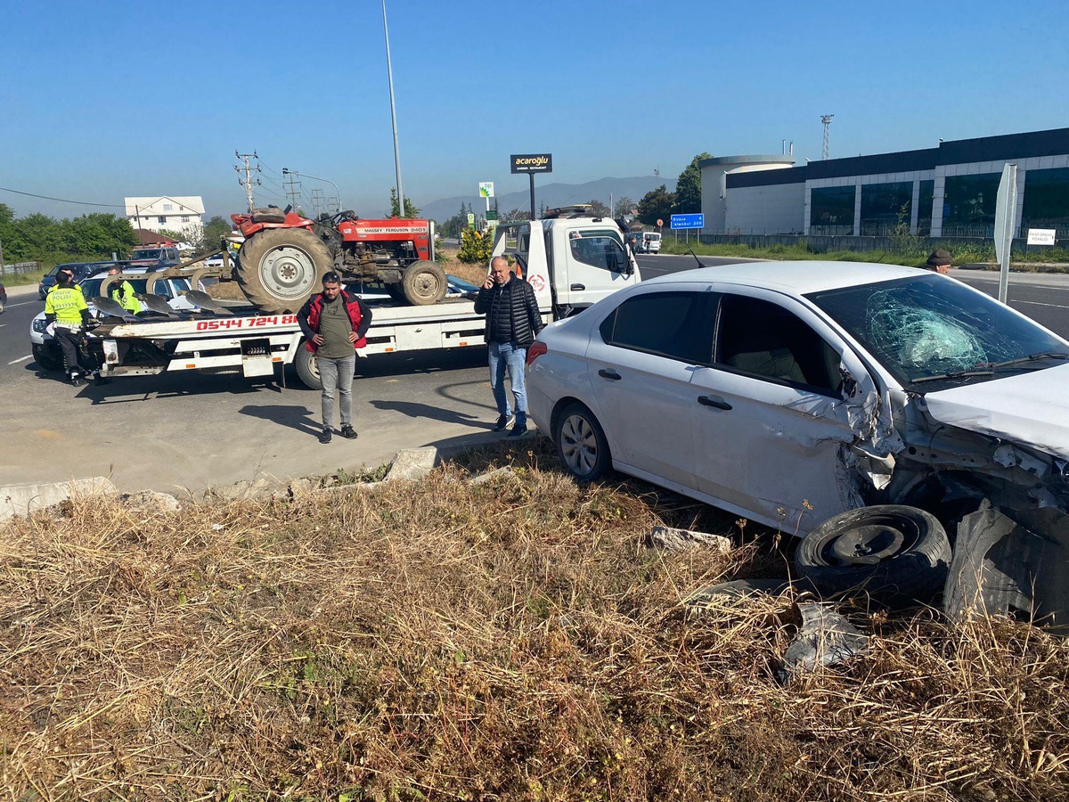 Düzce\'de traktör ile otomobilin çarpıştığı kazada 1 kişi öldü, 1 kişi yaralandı