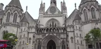 Eski İngiliz futbol yıldızlarının eşlerinin sosyal medya davasında 4. gün