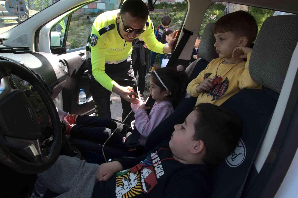 İnebolu\'da minikler hem eğlendi hem de trafik eğitimi aldı
