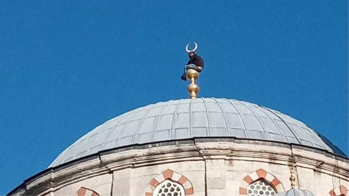 İntihar etmek için Şişli Camii\'nin alemine çıktı, vazgeçip fotoğraf çekti