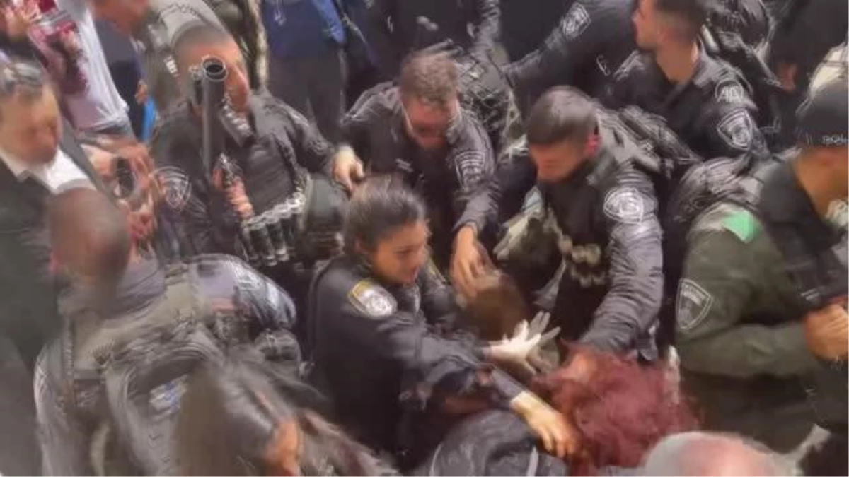 İsrail\'in öldürdüğü Filistinli kadın gazetecinin cenazesine on binlerce kişi katıldı (3)