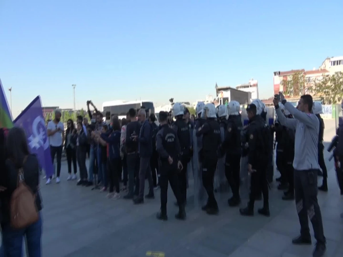 İstanbul\'daki 19. Onur Yürüyüşü\'nde Gözaltına Alınan 19 Kişi Hakkında Açılan Dava Başladı