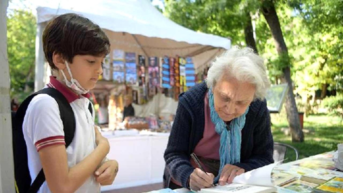 İstanbul\'daki Maçka Kitap Fuarı, Cazip Fiyatlarıyla Kitapseverleri Çekiyor
