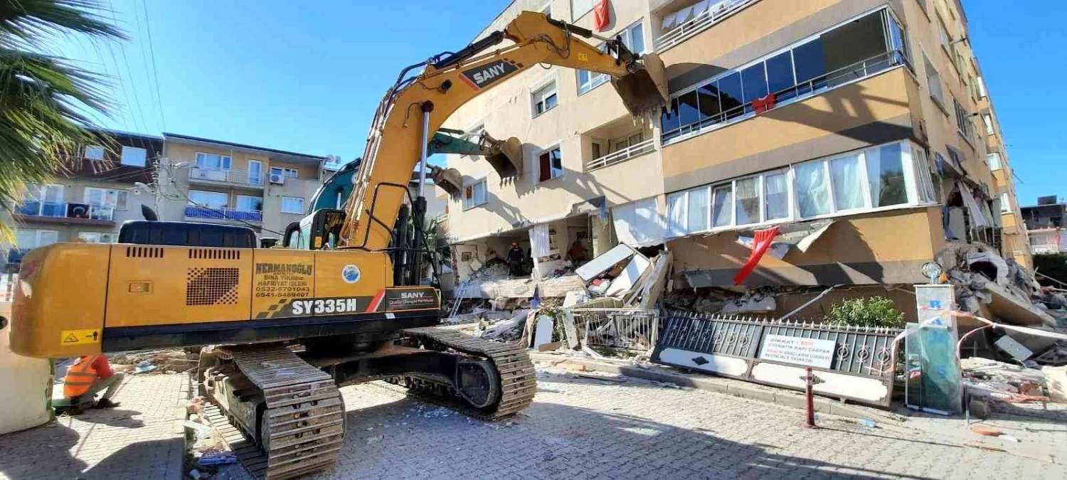 İzmir depreminde yıkılan Cumhuriyet Sitesi\'nin sorumluları hakim karşısında