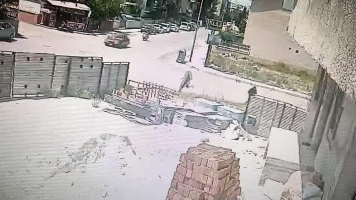 Kadının boynundaki kolyenin çalınması güvenlik kamerasında