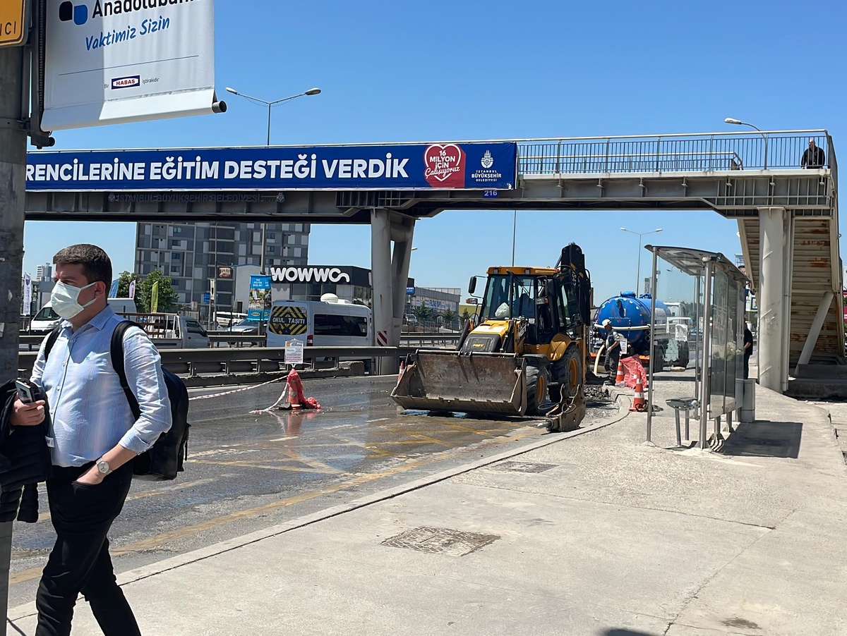 Kartal\'da İSKİ\'ye ait su borusu patladı