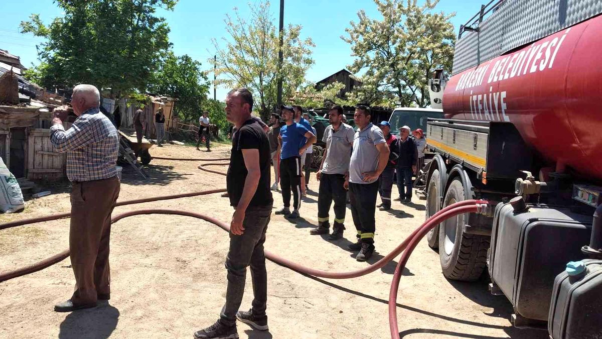 Kırklareli\'nde çıkan yangın ambarı küle çevirdi